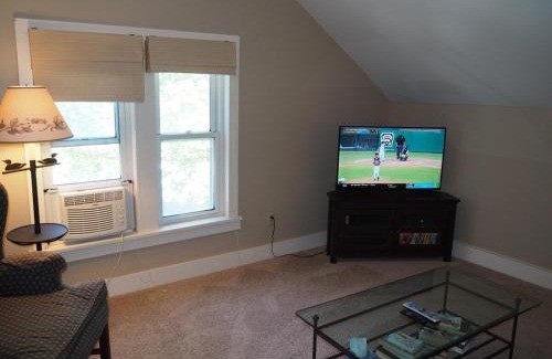 Frankfort Apartamento | The Cute & Cozy - Upper Apt - Great Location!