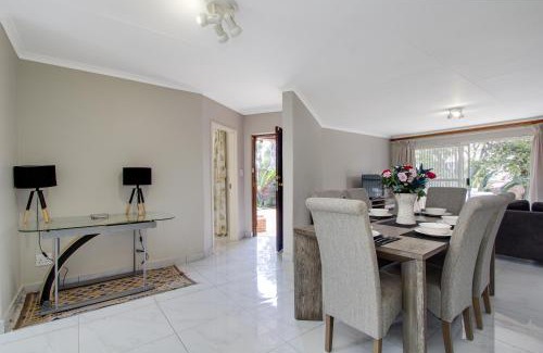 Greater Johannesburg Metropolitan Area Casa | The Cycad. 4-Bed Home next to Clearwater Mall