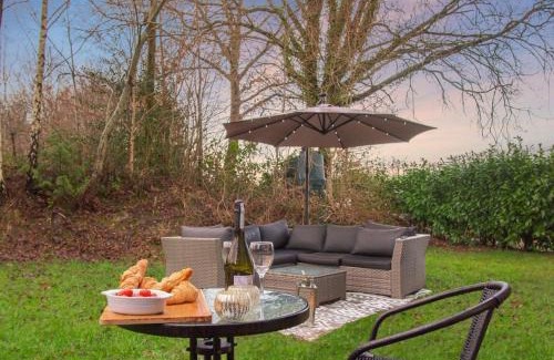 East Grinstead Casa | The Dairy Cottage with hot tub & pizza oven