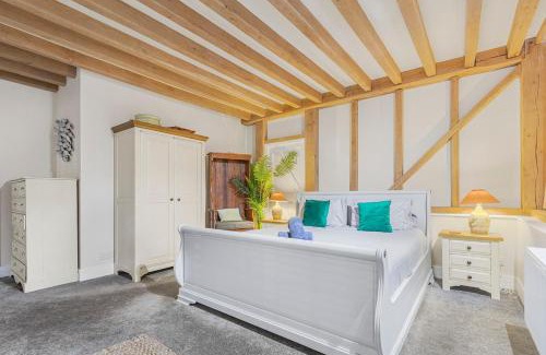 East Grinstead Casa | The Dairy Cottage with hot tub & pizza oven