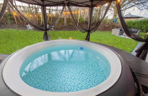 East Grinstead Casa | The Dairy Cottage with hot tub & pizza oven