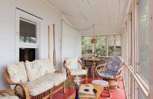 Leeds and the Thousand Islands Casa | The Dance Hall Cottage on Charleston Lake