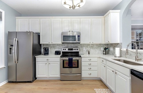 Northwest Raleigh Casa | The Dancing Daisy; Near Airport and Umstead; Well Appointed; Centrally Located