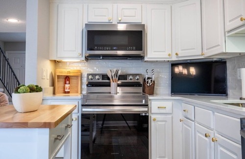 Oxford Condominio | The Daphne, Stylish 2BR by Velvet Ditch Villas