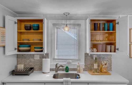 Devon Casa | The Daydreamer - Walk To Walnut Beach, Restaurant + Shops