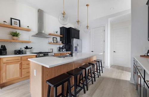 East Nashville Casa | The Daylily Rooftop Patio, Steps to Dining