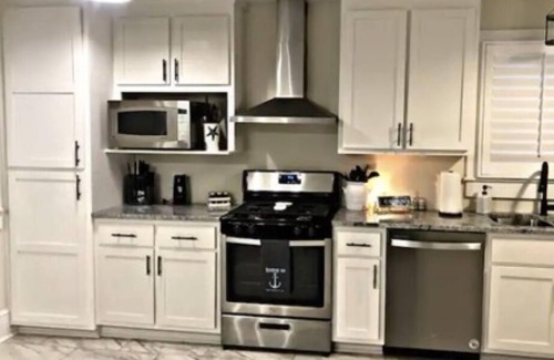 Deltaville Casa | The Deadrise Inn, Sleeps12, Spacious, Newly Renovated