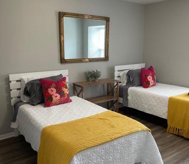 Hamilton Apartamento | The Deannie Apt #6 - Simple and Homey 2bd w/WiFi