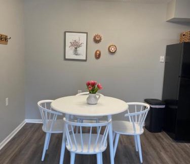 Hamilton Apartamento | The Deannie Apt #6 - Simple and Homey 2bd w/WiFi