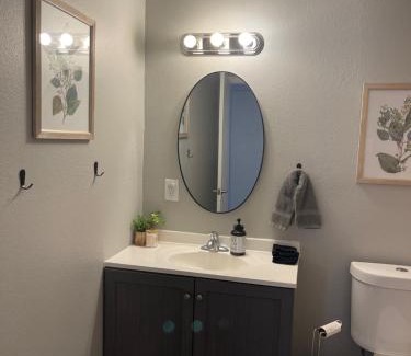 Hamilton Apartamento | The Deannie Apt #6 - Simple and Homey 2bd w/WiFi