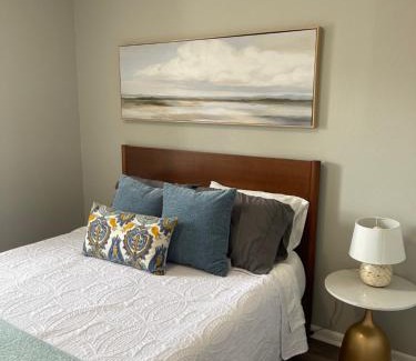 Hamilton Apartamento | The Deannie Apt #6 - Simple and Homey 2bd w/WiFi