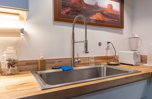 Cedar Mountain Casa | The Deep Forest Green Cottage | 2 Bed, 2 Bath