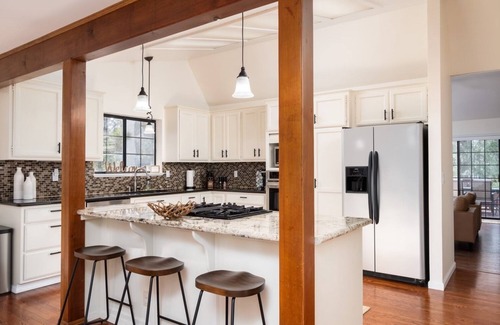 Placerville Cabina | The Deer Lodge: a cozy getaway with a hottub, gym, tons of games, close to alot