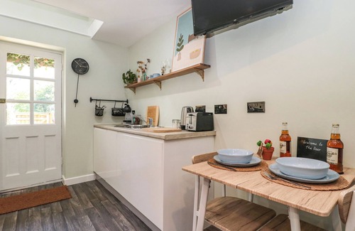 Blakeney Cabaña | THE DEER, pet friendly, character holiday cottage in Blakeney