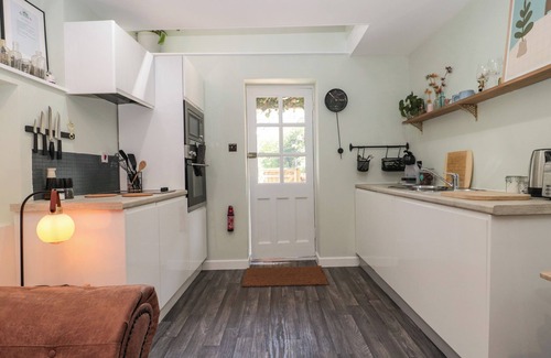 Blakeney Cabaña | THE DEER, pet friendly, character holiday cottage in Blakeney