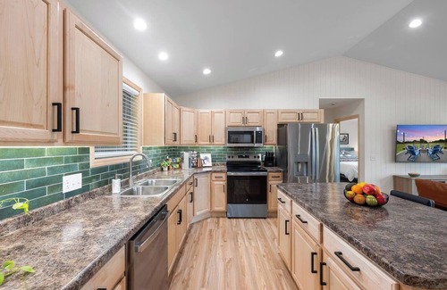 Wisconsin Dells Casa | The Dells Den- Hot Tub- Fire Pit- Theater- Game Room- 5 min to DT Dells!