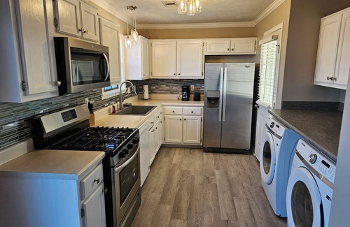 Blytheville Casa | The Delta House - CHARMING 3 BED. HOUSE W/DECK & GRILL, VERY CLEAN!