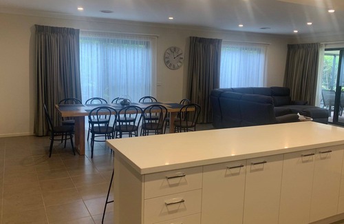 Portarlington Casa | The Deluxe Holiday - Spacious with Landscaped Gardens
