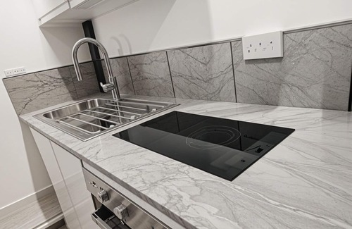 Bunhill Apartamento | The Deluxe Studio; A Luxurious Lounge within a Creatively Artistic Apartment