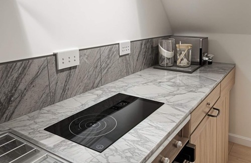 Bunhill Apartamento | The Deluxe Studio; A Luxurious Lounge within a Creatively Artistic Apartment