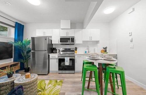Jasper Place Apartamento | The Den, Centrally Located Suite, King Bed, WiFi!