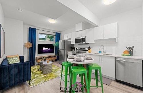 Jasper Place Apartamento | The Den, Centrally Located Suite, King Bed, WiFi!