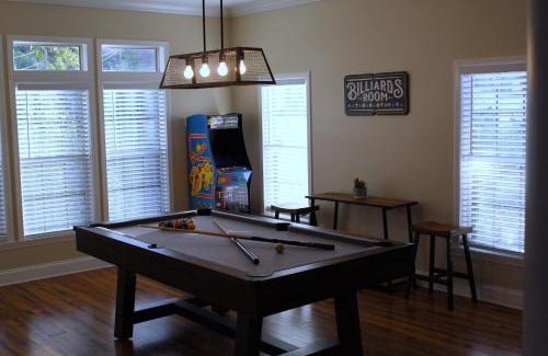 Cross Mountain Casa | The Den - Family friendly, Close to Fiesta Texas, SeaWorld, Riverwalk and more