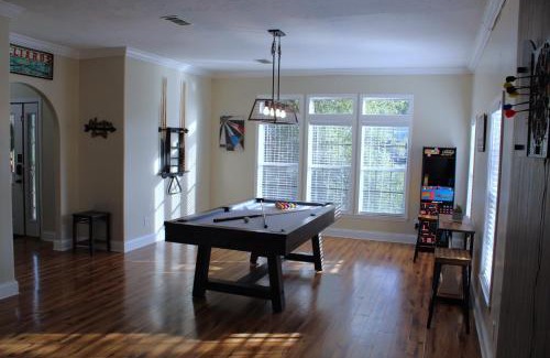 Cross Mountain Casa | The Den - Family friendly, Close to Fiesta Texas, SeaWorld, Riverwalk and more
