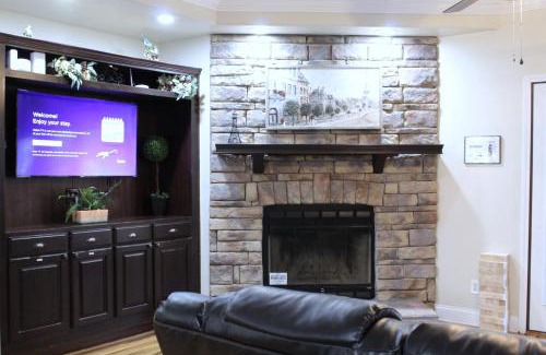 Cross Mountain Casa | The Den - Family friendly, Close to Fiesta Texas, SeaWorld, Riverwalk and more
