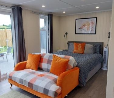 Amroth Apartamento | The Den - Modern cabin with wood burning stove