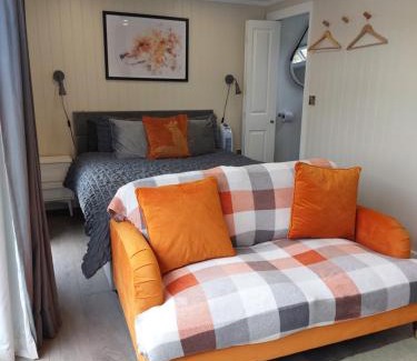 Amroth Apartamento | The Den - Modern cabin with wood burning stove