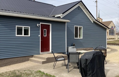 Guttenberg Casa | “The Depot” 2bedroom “3beds” 1 bath home. Outdoor party area with tv