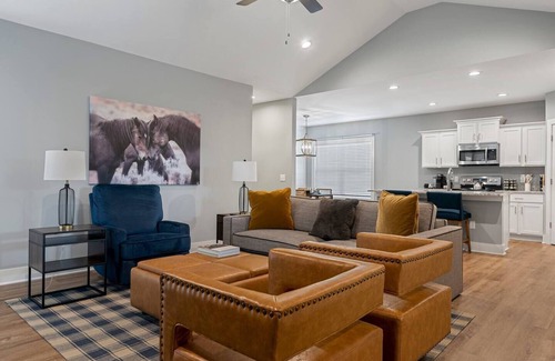 Bowling Green Casa | The Destination at Night Horse