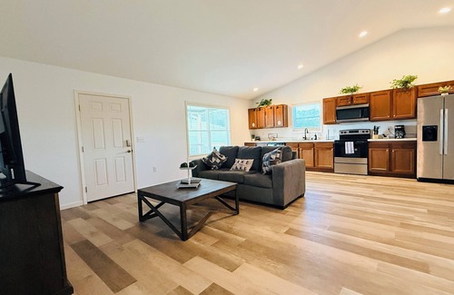 Jamestown Hotel | The Dock House Lake Retreat – Family-Friendly with Private River Access