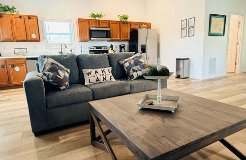 Jamestown Hotel | The Dock House Lake Retreat – Family-Friendly with Private River Access