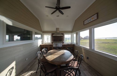 Saint Helena Island Casa | The Dockside Oasis: Newly Renovated 5 Bedroom Home, Scenic Marsh Views Sleeps 15