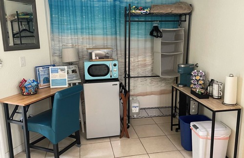 Cocoa Beach Apartamento | The Dolphin Den- Blocks to the Beach and River~Kayaks and Bikes provided!