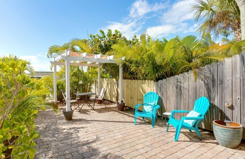 Cocoa Beach Apartamento | The Dolphin Den- Blocks to the Beach and River~Kayaks and Bikes provided!
