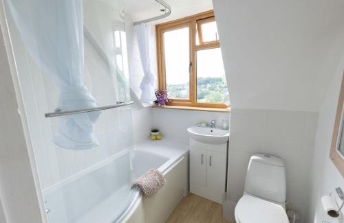 Stroud Casa | The Dormers - 5 BD Amazing Views of Stroud Valley