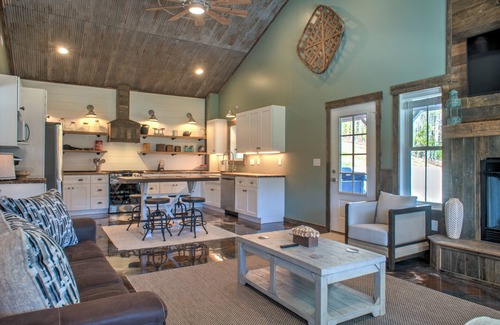 Alexander Casa | The Double B | Modern Farmhouse | Private Pond, Hot Tub, and Fire Pit