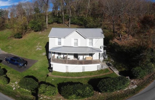 Tazewell Casa | The Dragon's Den - Upstairs Private Room 2