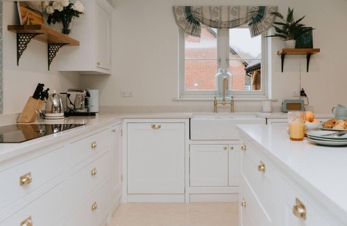 Henley Casa | The Dragonfly - Central 2 Bedroom House