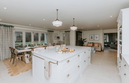 Henley Casa | The Dragonfly - Central 2 Bedroom House