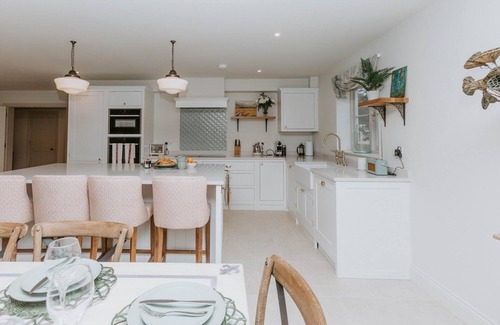 Henley Casa | The Dragonfly - Central 2 Bedroom House