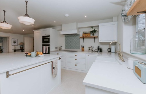 Henley Casa | The Dragonfly - Central 2 Bedroom House