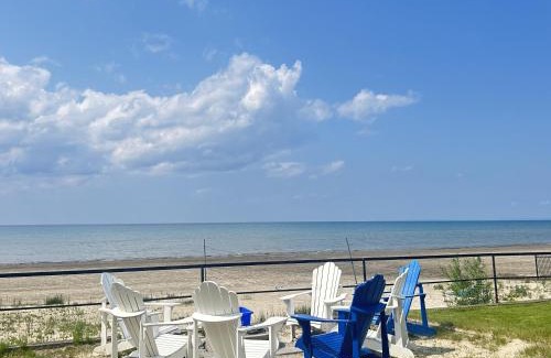 Wasaga Beach Casa | The Driftwood Deck