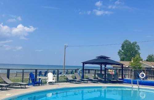Wasaga Beach Casa | The Driftwood Deck