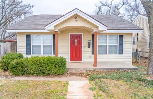 Chickasha Casa | The Drover House by USAO in Chickasha, Fenced Yard, King Bed, Smart TV, High Speed WIFI & Covered Parking