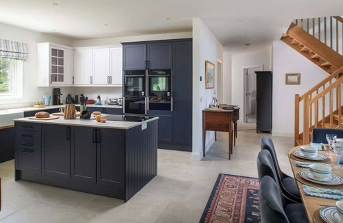 Ampney Crucis Casa | The Duck House: Luxury Lakehouse with Hot Tub