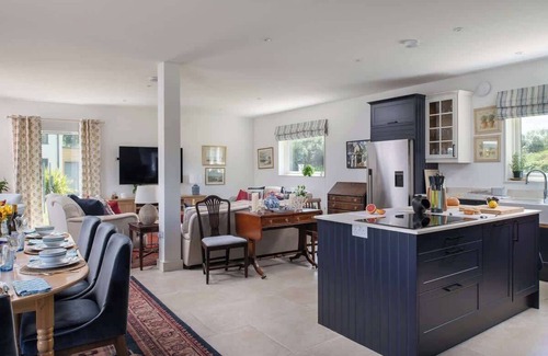 Ampney Crucis Casa | The Duck House: Luxury Lakehouse with Hot Tub